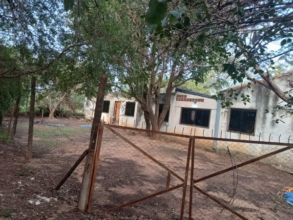 Vista de atras, casa frente a rio paraguay.