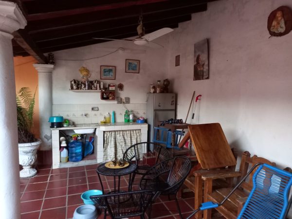 Quincho con pequeña cocina. Casa en venta en Barrio la Concordia de 360m2